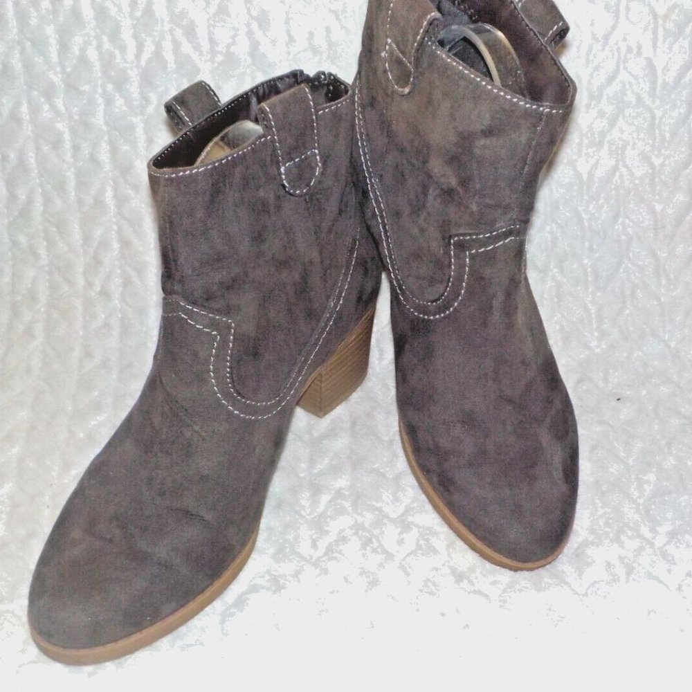DOLCETTA WOMEN'S SIZE 7M "GAVIN" MUSHROOM GRAY ZIPPER STITCHED ANKLE BOOTS